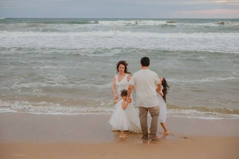 Quem viaja ao litoral norte da Bahia vive momentos únicos. Em Praia do Forte e Imbassaí, fotografei uma família que transformou 10 anos de casamento em uma celebração inesquecível.Waldyr Latantyer Foto de Praia do FOrte Bahia'