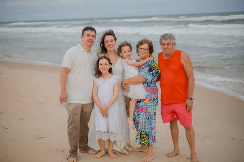 Quem viaja ao litoral norte da Bahia vive momentos únicos. Em Praia do Forte e Imbassaí, fotografei uma família que transformou 10 anos de casamento em uma celebração inesquecível.Waldyr Latantyer Foto de Praia do FOrte Bahia'