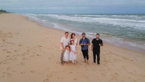 Quem viaja ao litoral norte da Bahia vive momentos únicos. Em Praia do Forte e Imbassaí, fotografei uma família que transformou 10 anos de casamento em uma celebração inesquecível.Waldyr Latantyer Foto de Praia do FOrte Bahia'