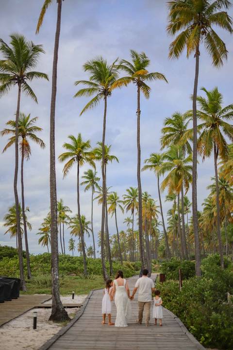 Entre Praia do Forte e Imbassaí, acompanhei uma família ao longo de 10 anos. Fotografar momentos assim no litoral norte da Bahia é eternizar histórias que o tempo jamais apaga. Waldyr Latantyer Foto de Praia do FOrte Bahia'