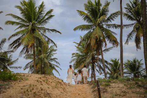 Entre Praia do Forte e Imbassaí, acompanhei uma família ao longo de 10 anos. Fotografar momentos assim no litoral norte da Bahia é eternizar histórias que o tempo jamais apaga. Waldyr Latantyer Foto de Praia do FOrte Bahia'
