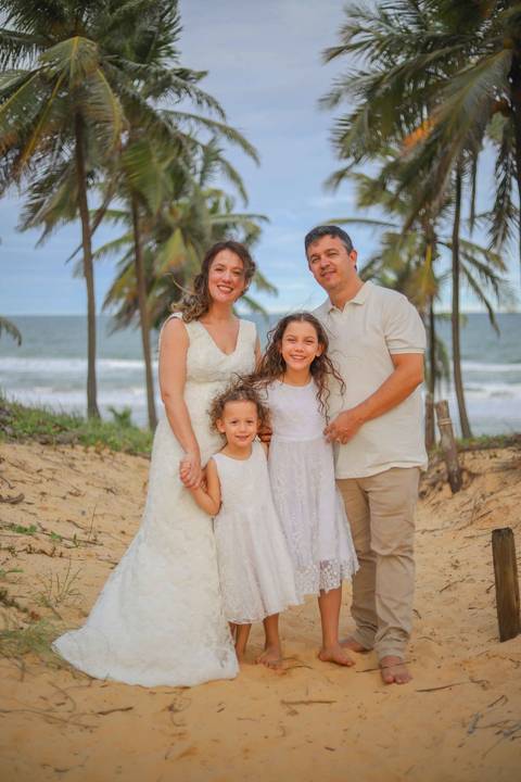 Entre Praia do Forte e Imbassaí, acompanhei uma família ao longo de 10 anos. Fotografar momentos assim no litoral norte da Bahia é eternizar histórias que o tempo jamais apaga. Waldyr Latantyer Foto de Praia do FOrte Bahia'
