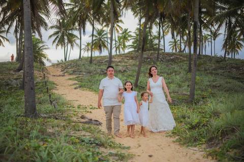 Entre Praia do Forte e Imbassaí, acompanhei uma família ao longo de 10 anos. Fotografar momentos assim no litoral norte da Bahia é eternizar histórias que o tempo jamais apaga. Waldyr Latantyer Foto de Praia do FOrte Bahia'