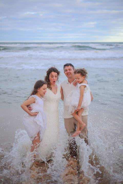 Entre Praia do Forte e Imbassaí, acompanhei uma família ao longo de 10 anos. Fotografar momentos assim no litoral norte da Bahia é eternizar histórias que o tempo jamais apaga. Waldyr Latantyer Foto de Praia do FOrte Bahia'
