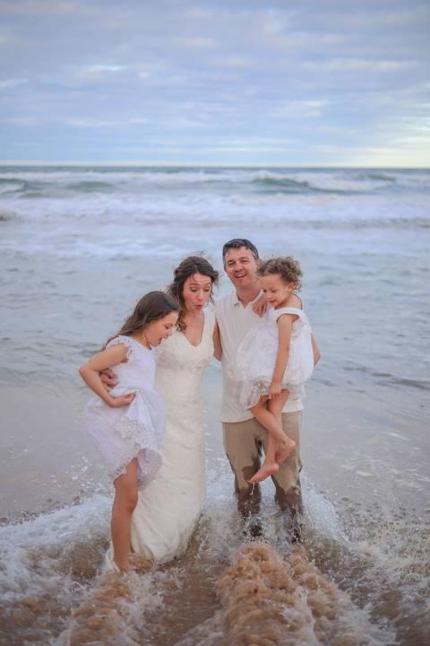 Entre Praia do Forte e Imbassaí, acompanhei uma família ao longo de 10 anos. Fotografar momentos assim no litoral norte da Bahia é eternizar histórias que o tempo jamais apaga. Waldyr Latantyer Foto de Praia do FOrte Bahia'