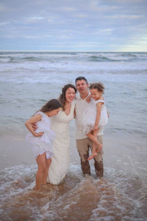 Entre Praia do Forte e Imbassaí, acompanhei uma família ao longo de 10 anos. Fotografar momentos assim no litoral norte da Bahia é eternizar histórias que o tempo jamais apaga. Waldyr Latantyer Foto de Praia do FOrte Bahia'