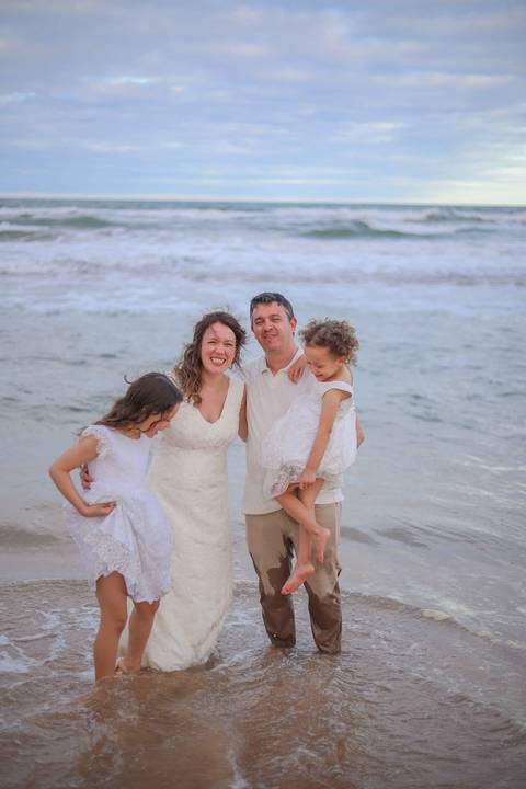 Entre Praia do Forte e Imbassaí, acompanhei uma família ao longo de 10 anos. Fotografar momentos assim no litoral norte da Bahia é eternizar histórias que o tempo jamais apaga. Waldyr Latantyer Foto de Praia do FOrte Bahia'