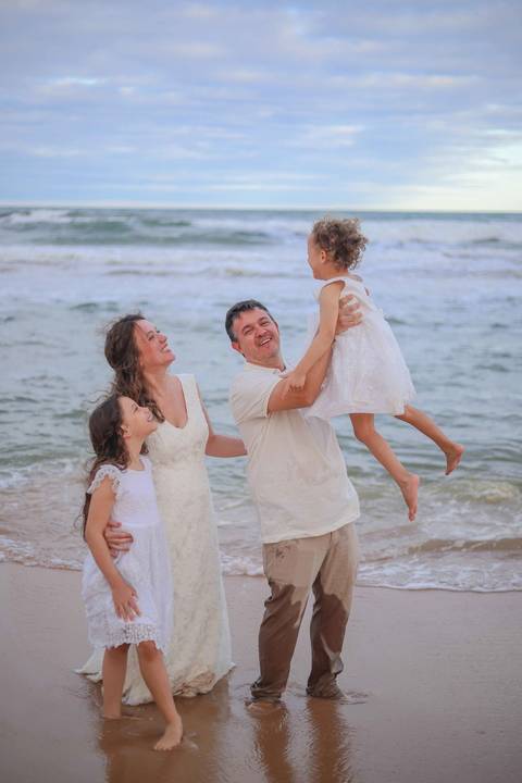 Entre Praia do Forte e Imbassaí, acompanhei uma família ao longo de 10 anos. Fotografar momentos assim no litoral norte da Bahia é eternizar histórias que o tempo jamais apaga. Waldyr Latantyer Foto de Praia do FOrte Bahia'
