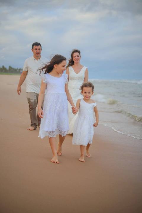 Entre Praia do Forte e Imbassaí, acompanhei uma família ao longo de 10 anos. Fotografar momentos assim no litoral norte da Bahia é eternizar histórias que o tempo jamais apaga. Waldyr Latantyer Foto de Praia do FOrte Bahia'