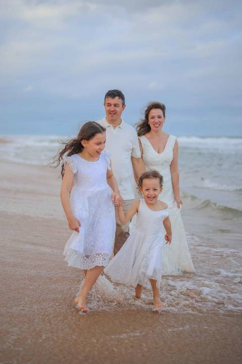 Entre Praia do Forte e Imbassaí, acompanhei uma família ao longo de 10 anos. Fotografar momentos assim no litoral norte da Bahia é eternizar histórias que o tempo jamais apaga. Waldyr Latantyer Foto de Praia do FOrte Bahia'