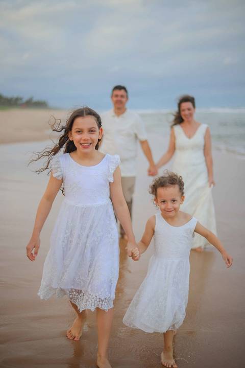 Entre Praia do Forte e Imbassaí, acompanhei uma família ao longo de 10 anos. Fotografar momentos assim no litoral norte da Bahia é eternizar histórias que o tempo jamais apaga. Waldyr Latantyer Foto de Praia do FOrte Bahia'