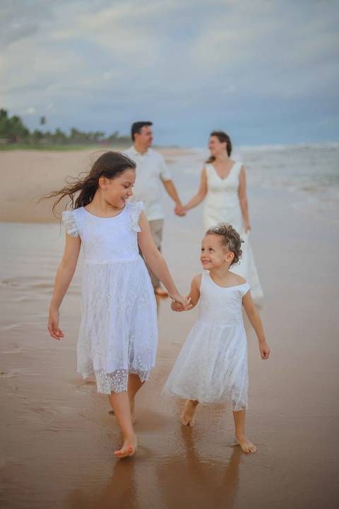 O litoral norte da Bahia foi cenário de duas fases dessa história: o casamento em Praia do Forte e a renovação de votos em Imbassaí. Fotografia de família é sobre continuidade e amor. Waldyr Latantyer Foto de Praia do FOrte Bahia'