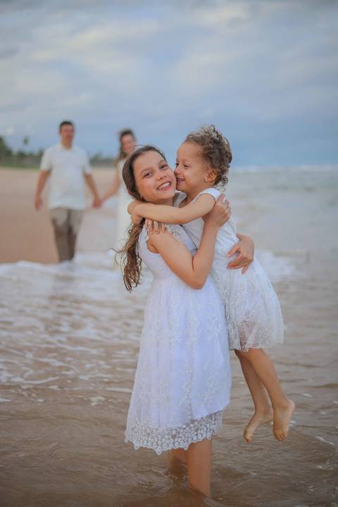 O litoral norte da Bahia foi cenário de duas fases dessa história: o casamento em Praia do Forte e a renovação de votos em Imbassaí. Fotografia de família é sobre continuidade e amor. Waldyr Latantyer Foto de Praia do FOrte Bahia'