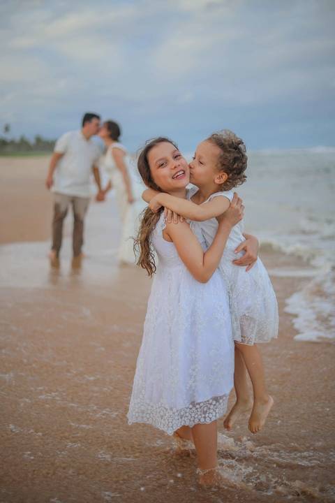 O litoral norte da Bahia foi cenário de duas fases dessa história: o casamento em Praia do Forte e a renovação de votos em Imbassaí. Fotografia de família é sobre continuidade e amor. Waldyr Latantyer Foto de Praia do FOrte Bahia'