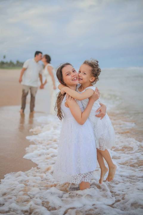 O litoral norte da Bahia foi cenário de duas fases dessa história: o casamento em Praia do Forte e a renovação de votos em Imbassaí. Fotografia de família é sobre continuidade e amor. Waldyr Latantyer Foto de Praia do FOrte Bahia'