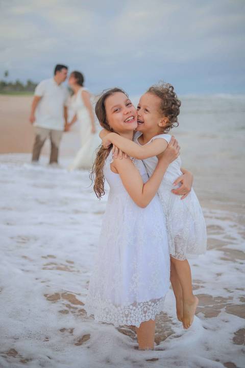 O litoral norte da Bahia foi cenário de duas fases dessa história: o casamento em Praia do Forte e a renovação de votos em Imbassaí. Fotografia de família é sobre continuidade e amor. Waldyr Latantyer Foto de Praia do FOrte Bahia'