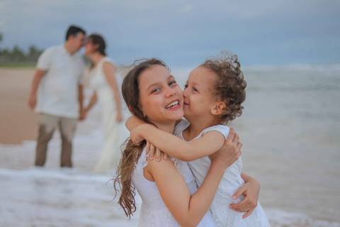 O litoral norte da Bahia foi cenário de duas fases dessa história: o casamento em Praia do Forte e a renovação de votos em Imbassaí. Fotografia de família é sobre continuidade e amor. Waldyr Latantyer Foto de Praia do FOrte Bahia'