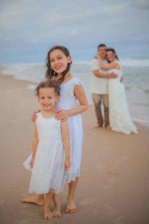 O litoral norte da Bahia foi cenário de duas fases dessa história: o casamento em Praia do Forte e a renovação de votos em Imbassaí. Fotografia de família é sobre continuidade e amor. Waldyr Latantyer Foto de Praia do FOrte Bahia'