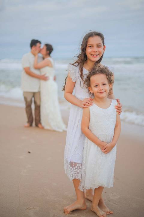 O litoral norte da Bahia foi cenário de duas fases dessa história: o casamento em Praia do Forte e a renovação de votos em Imbassaí. Fotografia de família é sobre continuidade e amor. Waldyr Latantyer Foto de Praia do FOrte Bahia'