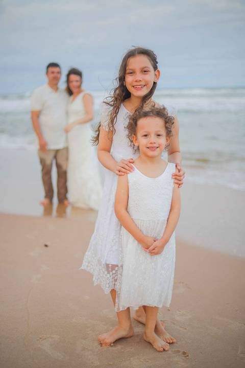 O litoral norte da Bahia foi cenário de duas fases dessa história: o casamento em Praia do Forte e a renovação de votos em Imbassaí. Fotografia de família é sobre continuidade e amor. Waldyr Latantyer Foto de Praia do FOrte Bahia'