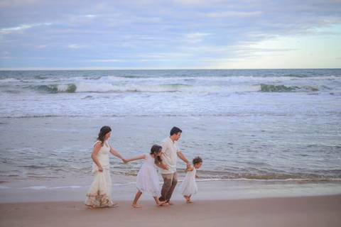 O litoral norte da Bahia foi cenário de duas fases dessa história: o casamento em Praia do Forte e a renovação de votos em Imbassaí. Fotografia de família é sobre continuidade e amor. Waldyr Latantyer Foto de Praia do FOrte Bahia'