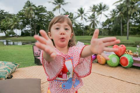 As crianças crescem num piscar de olhos e as férias passam voando. Mas um ensaio fotográfico profissional tem o poder de parar o tempo. Daqui a alguns anos, você vai olhar para essas fotos e lembrar exatamente do som das risadas deles na grama'