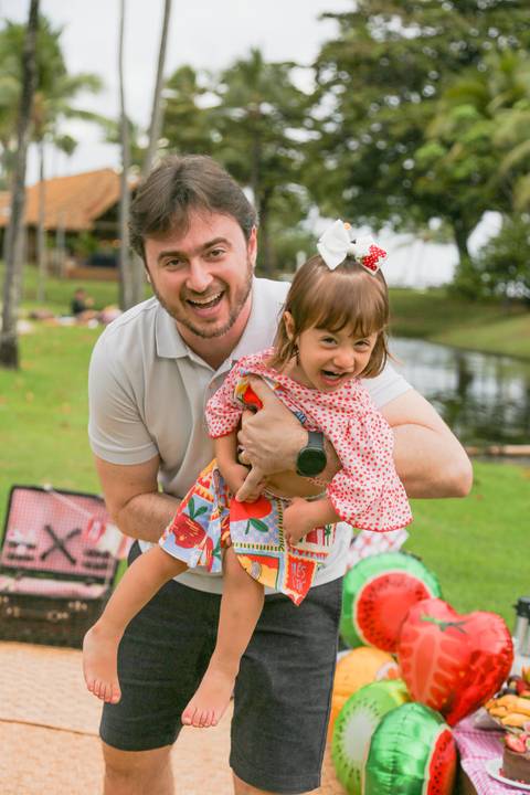 As crianças crescem num piscar de olhos e as férias passam voando. Mas um ensaio fotográfico profissional tem o poder de parar o tempo. Daqui a alguns anos, você vai olhar para essas fotos e lembrar exatamente do som das risadas deles na grama'