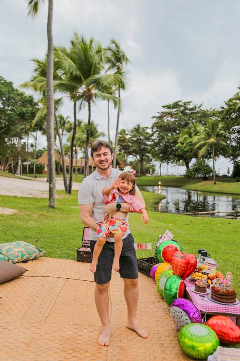 As crianças crescem num piscar de olhos e as férias passam voando. Mas um ensaio fotográfico profissional tem o poder de parar o tempo. Daqui a alguns anos, você vai olhar para essas fotos e lembrar exatamente do som das risadas deles na grama'