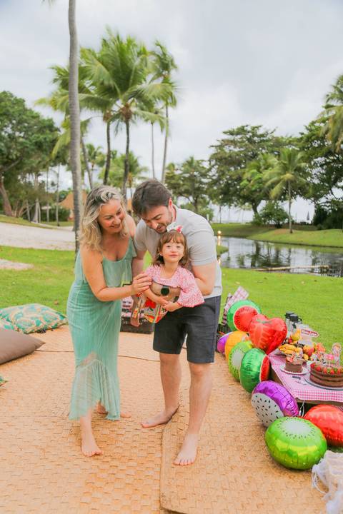 As crianças crescem num piscar de olhos e as férias passam voando. Mas um ensaio fotográfico profissional tem o poder de parar o tempo. Daqui a alguns anos, você vai olhar para essas fotos e lembrar exatamente do som das risadas deles na grama'