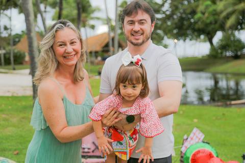 As crianças crescem num piscar de olhos e as férias passam voando. Mas um ensaio fotográfico profissional tem o poder de parar o tempo. Daqui a alguns anos, você vai olhar para essas fotos e lembrar exatamente do som das risadas deles na grama'