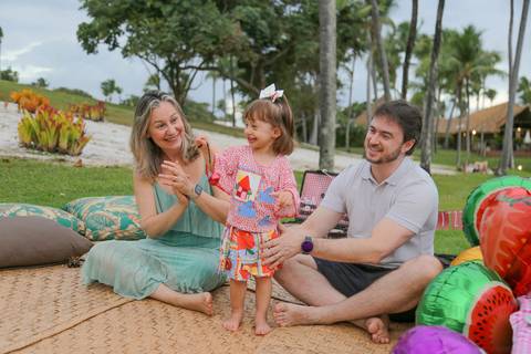 As crianças crescem num piscar de olhos e as férias passam voando. Mas um ensaio fotográfico profissional tem o poder de parar o tempo. Daqui a alguns anos, você vai olhar para essas fotos e lembrar exatamente do som das risadas deles na grama'