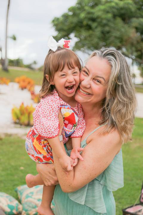 As crianças crescem num piscar de olhos e as férias passam voando. Mas um ensaio fotográfico profissional tem o poder de parar o tempo. Daqui a alguns anos, você vai olhar para essas fotos e lembrar exatamente do som das risadas deles na grama'