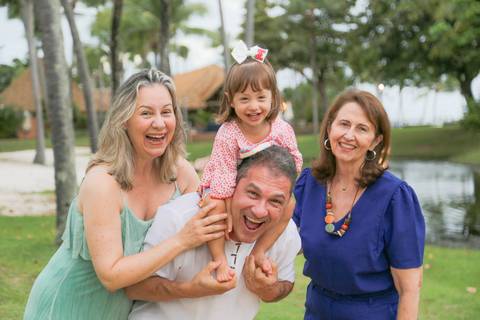 Reunir avós, pais, filhos, tios e primos em uma viagem é um privilégio enorme. Celebrar o hoje sob a luz suave da Praia do Forte é construir a herança visual que a sua família vai carregar para sempre.'