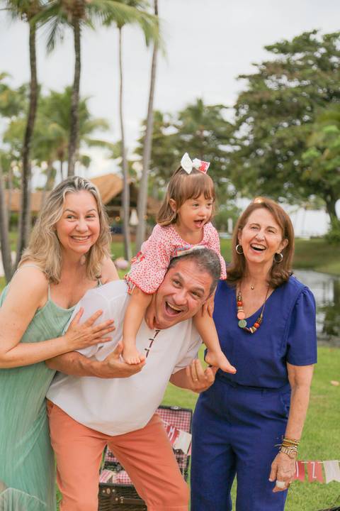 Reunir avós, pais, filhos, tios e primos em uma viagem é um privilégio enorme. Celebrar o hoje sob a luz suave da Praia do Forte é construir a herança visual que a sua família vai carregar para sempre.'