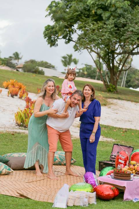 Reunir avós, pais, filhos, tios e primos em uma viagem é um privilégio enorme. Celebrar o hoje sob a luz suave da Praia do Forte é construir a herança visual que a sua família vai carregar para sempre.'