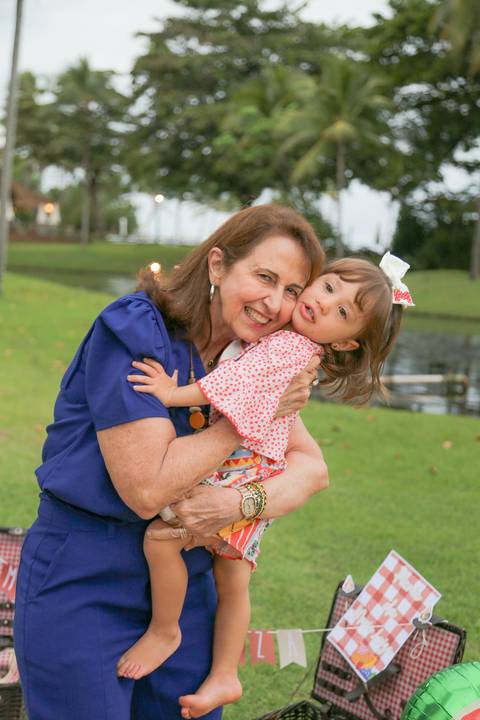 Reunir avós, pais, filhos, tios e primos em uma viagem é um privilégio enorme. Celebrar o hoje sob a luz suave da Praia do Forte é construir a herança visual que a sua família vai carregar para sempre.'