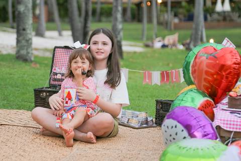 Reunir avós, pais, filhos, tios e primos em uma viagem é um privilégio enorme. Celebrar o hoje sob a luz suave da Praia do Forte é construir a herança visual que a sua família vai carregar para sempre.'