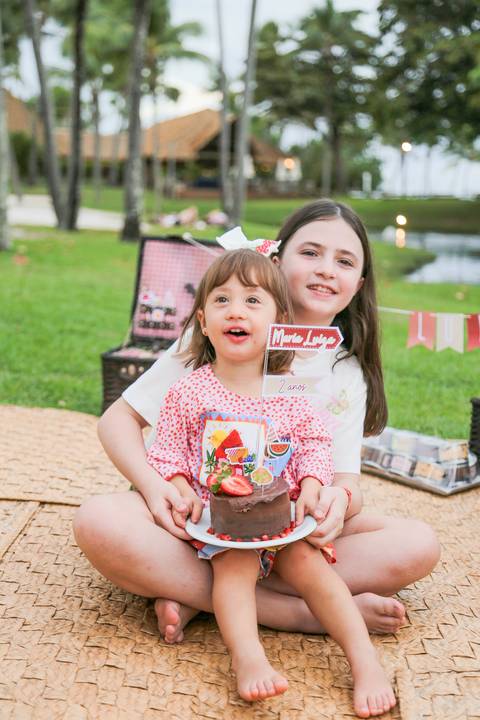 Reunir avós, pais, filhos, tios e primos em uma viagem é um privilégio enorme. Celebrar o hoje sob a luz suave da Praia do Forte é construir a herança visual que a sua família vai carregar para sempre.'