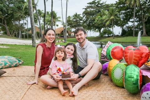 Reunir avós, pais, filhos, tios e primos em uma viagem é um privilégio enorme. Celebrar o hoje sob a luz suave da Praia do Forte é construir a herança visual que a sua família vai carregar para sempre.'