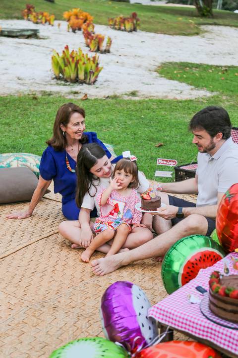 Reunir avós, pais, filhos, tios e primos em uma viagem é um privilégio enorme. Celebrar o hoje sob a luz suave da Praia do Forte é construir a herança visual que a sua família vai carregar para sempre.'