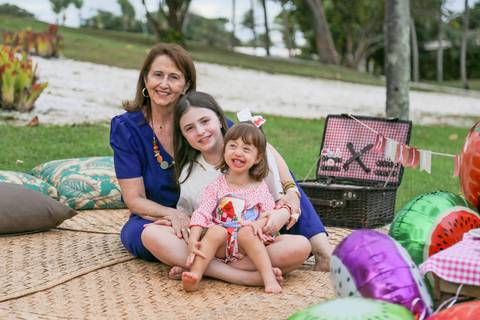 Reunir avós, pais, filhos, tios e primos em uma viagem é um privilégio enorme. Celebrar o hoje sob a luz suave da Praia do Forte é construir a herança visual que a sua família vai carregar para sempre.'