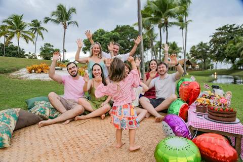 Comemorar o aniversário dos pequenos durante a estadia no resort é uma experiência mágica. Cada descoberta, cada pezinho na areia e cada abraço apertado viram registros cheios de poesia e carinho.'