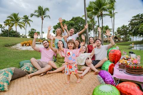 Comemorar o aniversário dos pequenos durante a estadia no resort é uma experiência mágica. Cada descoberta, cada pezinho na areia e cada abraço apertado viram registros cheios de poesia e carinho.'
