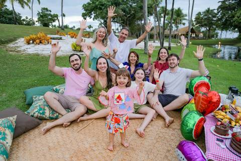 Comemorar o aniversário dos pequenos durante a estadia no resort é uma experiência mágica. Cada descoberta, cada pezinho na areia e cada abraço apertado viram registros cheios de poesia e carinho.'