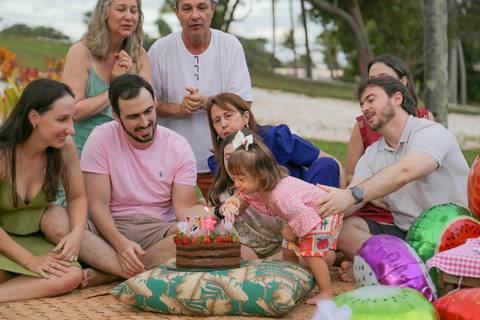 Comemorar o aniversário dos pequenos durante a estadia no resort é uma experiência mágica. Cada descoberta, cada pezinho na areia e cada abraço apertado viram registros cheios de poesia e carinho.'