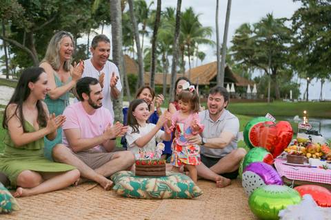 Comemorar o aniversário dos pequenos durante a estadia no resort é uma experiência mágica. Cada descoberta, cada pezinho na areia e cada abraço apertado viram registros cheios de poesia e carinho.'