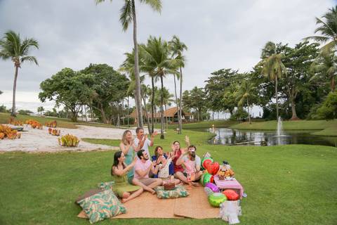 Comemorar o aniversário dos pequenos durante a estadia no resort é uma experiência mágica. Cada descoberta, cada pezinho na areia e cada abraço apertado viram registros cheios de poesia e carinho.'
