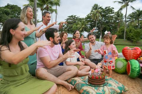 Comemorar o aniversário dos pequenos durante a estadia no resort é uma experiência mágica. Cada descoberta, cada pezinho na areia e cada abraço apertado viram registros cheios de poesia e carinho.'