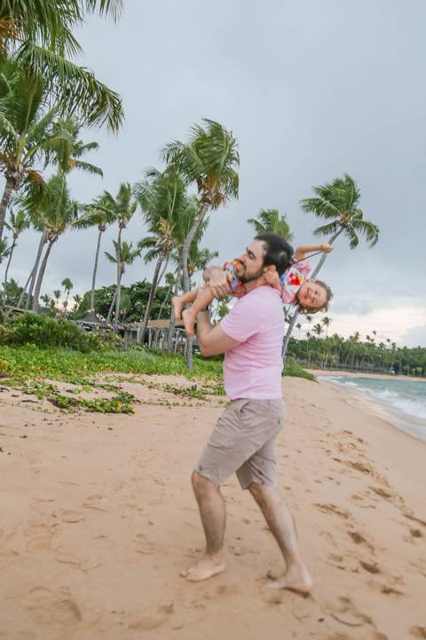 As crianças crescem num piscar de olhos e as férias passam voando. Mas um ensaio fotográfico profissional tem o poder de parar o tempo. Daqui a alguns anos, você vai olhar para essas fotos e lembrar exatamente do som das risadas deles na grama. '