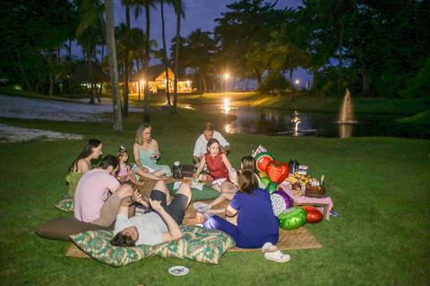 As crianças crescem num piscar de olhos e as férias passam voando. Mas um ensaio fotográfico profissional tem o poder de parar o tempo. Daqui a alguns anos, você vai olhar para essas fotos e lembrar exatamente do som das risadas deles na grama'